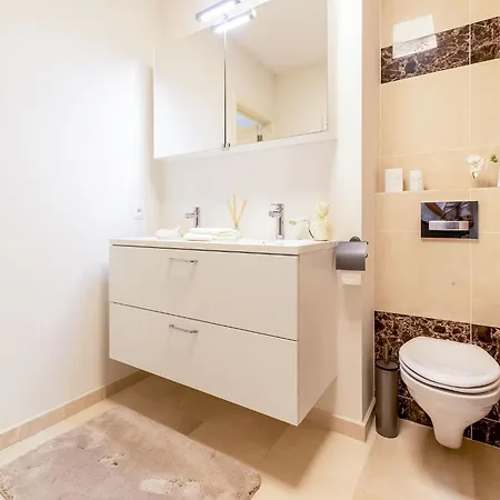 In For 6 Person Apartment